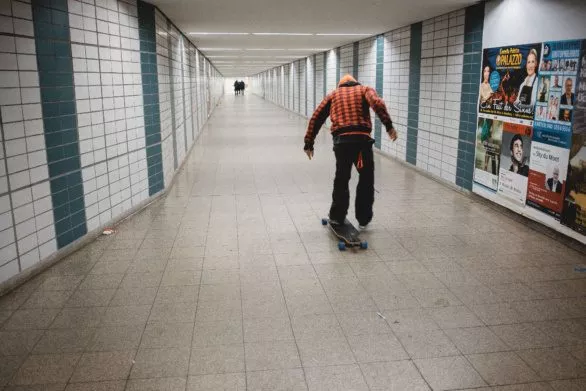 Skater in tunnel