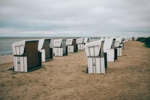 Empty strandkorb beach-chairs