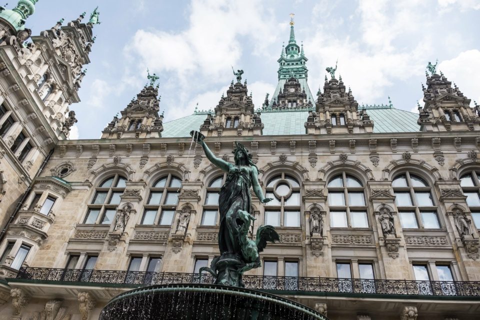 Fountain behind Hamburg Rathaus