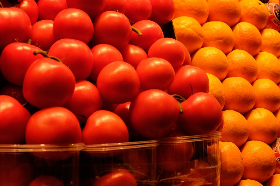 Tomatoes and oranges on the market