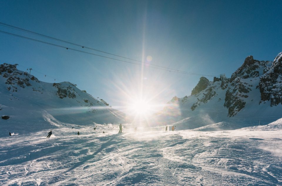 Sun above slope in Val Thorens