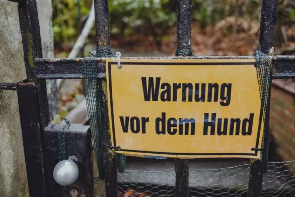 Beware of dog sign in German